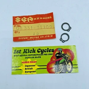 NUEVO DE LOTE ANTIGUO SUZUKI 08331-31109 QTY: 2 RM125 RM250 TC125 CIRCLIP FABRICANTE DE EQUIPOS ORIGINALES - Imagen 1 de 1
