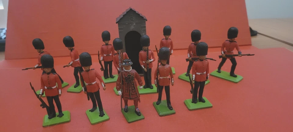 Britain's Ltd. Guardias Escoceses 54 mm Juego de 13 figuras y Casa de Guardia  Foto 1 de 1