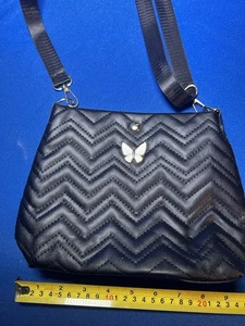 Crossbody Schmetterling Symbol Handtasche gesteppt schwarz Druckknopfverschluss 7 1/2 x 8 x 4 - Bild 1 von 8