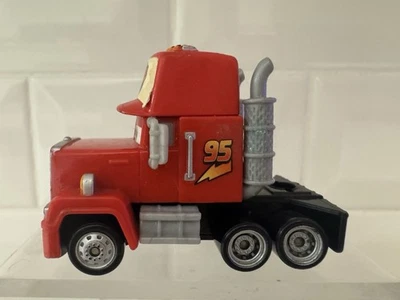 Camión Disney CARS Mini Adventures Rust-eze Mack 95. Solo cabina. Foto 1 de 4