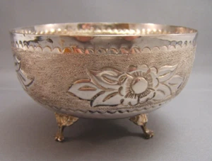 Cuenco de plata vintage hecho a mano Repousse de 4,75" de diámetro 830 con pies Escandinavia - Imagen 1 de 5