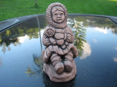 EARTHQUAKE CLAY ALASKA   HAND CARVED  ESKIMO WITH  CHILD  DOLL FIGURINE 5.5" - Image 1 of 4