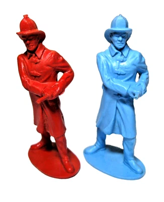 2 винтажные резиновые игрушечные фигурки пожарных Auburn 1950-е красные и синие 75 мм - Изображение 1 из 4