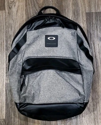 Mochila masculina Oakley Holbrook 20L cinza com preto  - Imagem 1 de 4