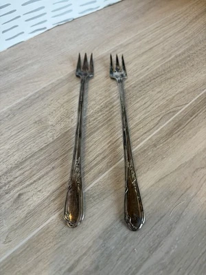 Juego de 2 tenedores de cóctel Oneida Meadowbrook plateados vintage Wm A. Rogers Foto 1 de 4