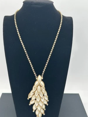 Collar vintage de mediados de siglo de perlas de imitación y hojas de diamantes de imitación - declaración en tono dorado Foto 1 de 4