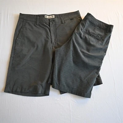 Lote 2 Pantalones Cortos Travis Mathew 32x11" Gris Rayas Frente Plano Rendimiento Golf Hombres Foto 1 de 4