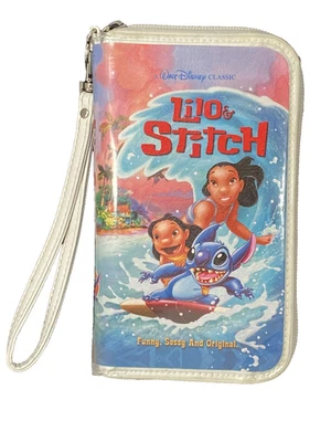 Disney Parks Lilo & Stitch VHS Bolso sin asas Cartera Mujer Surf Clásico Película Bolso Foto 1 de 4