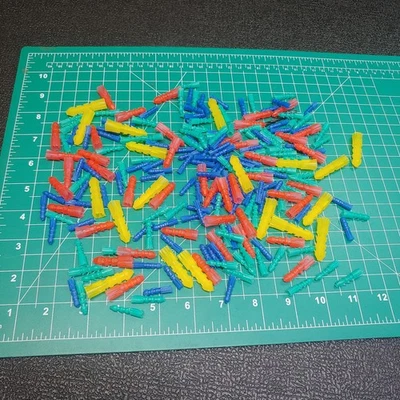 Surtido a granel de tapones de pared de plástico también conocidos como anclajes de pared Foto 1 de 4