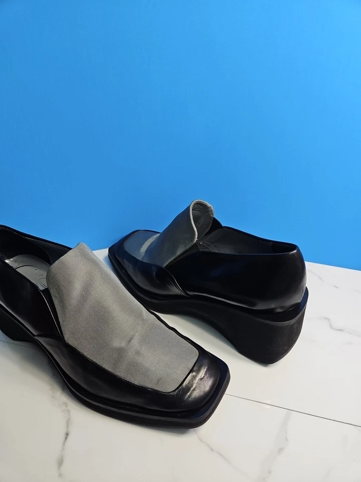 Zapatos sin cordones Joan David de cuero/textil negro de 2,5" con bloque de cuña 8M hechos en Italia Foto 1 de 4