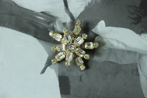 Vintage Brosche signiert weiß Strass Schnee Gelee goldfarben - Bild 1 von 3