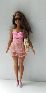 Bambola curva e vestiti completi - Foto 1 di 5