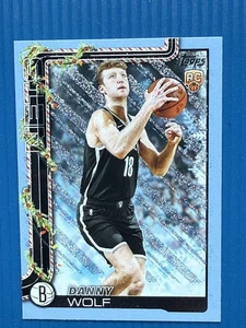 2025-26 Topps Holiday Light Blue & White Glitter Danny Wolf #H187 Nets (RC) - Bild 1 von 2