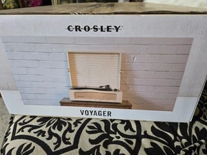 Crosley CR8017U-HL1 Voyager Vintage Portable Vinyl Record Player Turntable with - Afbeelding 1 van 6