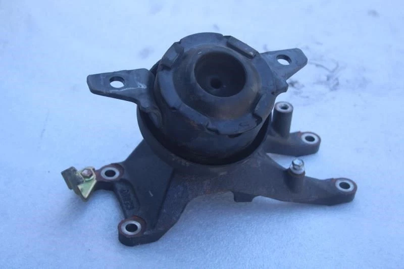 2003 2004 2005 LEXUS GX470 LEFT FRONT MOTOR ENGINE MOUNT BRACKET - Image 1 of 4