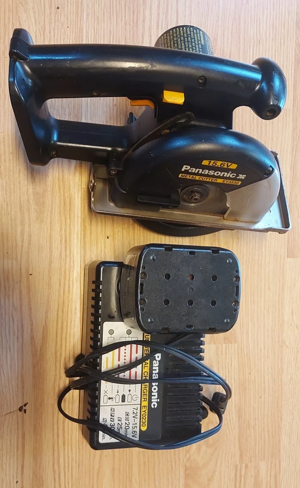 Sierra metálica Panasonic 5-3/8" modelo 15,6 V más cargador y batería hacer oferta  Foto 1 de 4