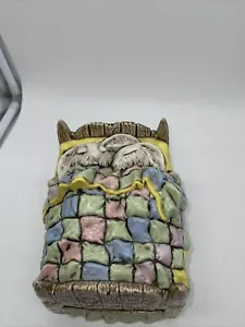 Vintage Keramik Schlafhasen im Bett Bonboniere Box mit Steppdecke handbemalt - Bild 1 von 5