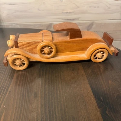 Coche artesanal de madera vintage 1931 Packard Lebaron olmo rojo y ceniza Foto 1 de 4