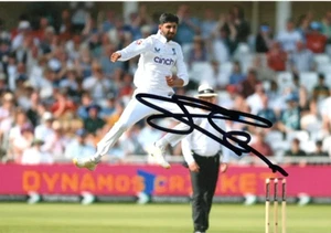 ENGLAND CRICKET: SHOAIB BASHIR SIGNED 6x4 TEST ACTION PHOTO+COA - Picture 1 of 1