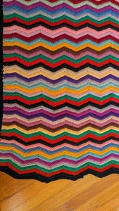 "Manta afgana vintage de ganchillo en zig zag arco iris patrón Chevron 46"" X 76""" - Imagen 1 de 6