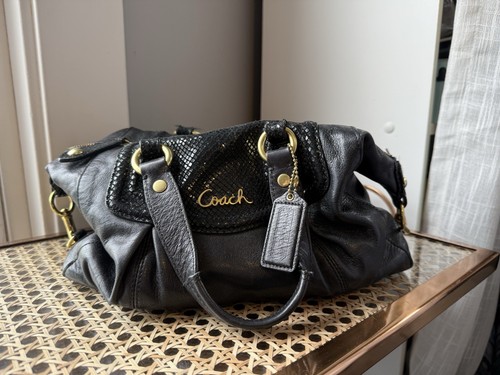 Borsa a mano Coach media in pelle nera con accenti in pelle di serpente e oro