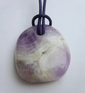 Amethystquarz Scheibenstein Anhänger 37 mm frontgebohrt mit Lederband violett - Bild 1 von 4