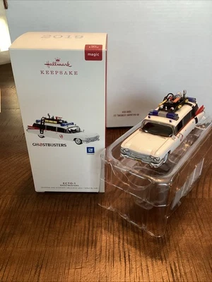 Hallmark ECTO-1 2019 Ghostbusters Magic Ornament (luz y sonido) Foto 1 de 4