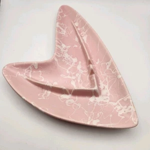 Shawnee Pottery USA #205 MCM Atomic Cosmic Boomerang Ashtray Pink and White - Picture 1 of 7