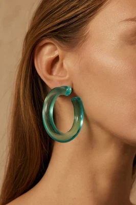 Aros de resina Free People Ombre azul verde lucite acrílico plástico transparente precio de venta sugerido por el fabricante $30 Foto 1 de 4
