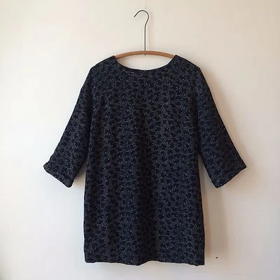 Mini Vestido Stefanel 100% Viscosa Crepé Estampado Azul Oscuro Cuello Barco Talla M Usado en Excelente Condición Foto 1 de 4