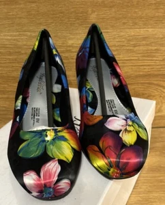 Angel Flex Black Vibrant Colors Tropical Floral Heels Closed Toe Pumps Shoes NWT - Picture 1 of 7