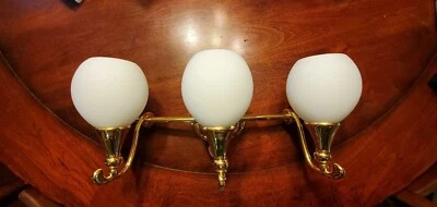 Tocador de baño ligero Hinkley Lighting (3) en acabado dorado provincial Foto 1 de 4