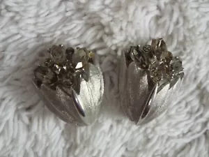 Pendientes con clip BSK tono plateado estrás ahumado flor de tulipán (B48) - Imagen 1 de 2