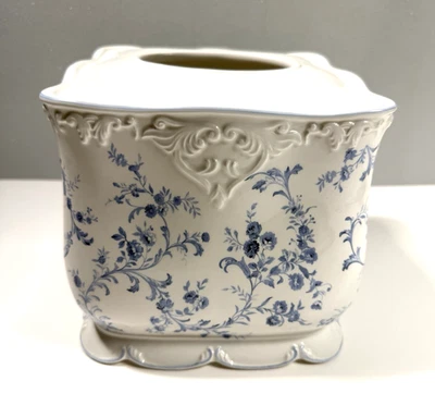 Тканевая коробка чехол керамический синий и белый цветочный лоза и поднятая отделка сверху и снизу - Изображение 1 из 4