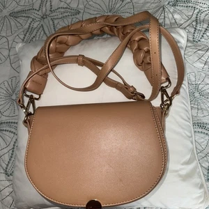 Madison West hellbraune Umhängetasche/Tasche zwei Riemen Klappe Druckknopf - Bild 1 von 4