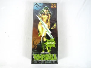 Vampirella X-Plus Model Kit Sigillato Glow In Dark Dynamite 2022 Scala 1/8 - Foto 1 di 6