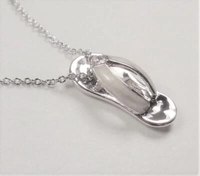 COLLAR COLGANTE CHANCLAS RODIO TONO PLATA MODA PLAYA CORREAS BLANCAS Y CIRCONITA Foto 1 de 4