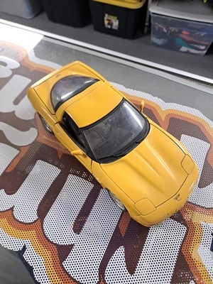 Chevrolet Corvette CS 1997 amarillo diecast modelo de coche Burago techo rígido Foto 1 de 4