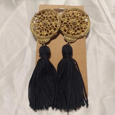 Pendiente colgante tono dorado con borlas negras 4" Foto 1 de 3