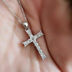 Collana con ciondolo croce di diamanti creati in laboratorio 1,25 ct in oro bianco 14 carati senza catena - Foto 1 di 8