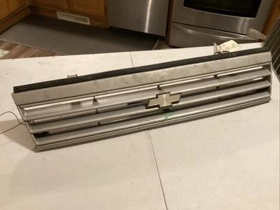 Rejilla delantera con emblema Chevrolet Sprint 85-1986 72111-82000 Foto 1 de 4