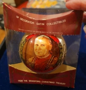 1979 Vintage Papa Giovanni Paolo II Raso Ornamento BRADFORD TESORO DI NATALE Religioso - Foto 1 di 4
