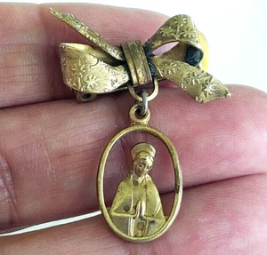 Prendedor de arco de latón estampado colgante medalla corazón de Jesús oración María vintage 1,5" - Imagen 1 de 6