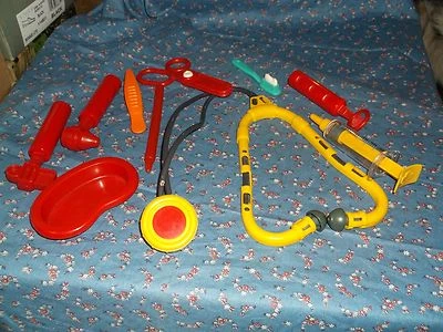 ksm. Pinza de plástico para juguetes de enfermera Battat Doctor de juego simulado mide 3 7/8 pulgadas de largo Foto 1 de 2