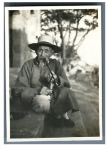 China, Chinese old man smoking pipe Vintage silver print. Tirage argentique 