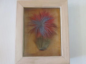 6 1/2" x 8 1/2" GERAHMTES ELCHHAAR BUFTING AUF BIRKENRINDE, ROT BLAU & GRÜNE BLUME - Bild 1 von 3