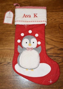 Pottery Scheune Kinder Pinguin gesteppt Weihnachtsstrumpf Monogramm Ava K Neu mit Etikett - Bild 1 von 3