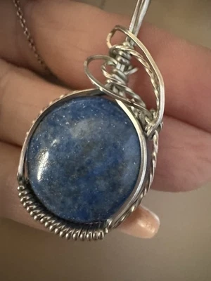Colgante de piedras preciosas de lapislázuli envuelto en alambre redondo de plata de ley con cadena SS Foto 1 de 4