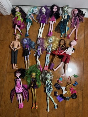 Monster High Doll lot of 15 Dolls And Random Accessories ~Look~ - Image 1 of 4