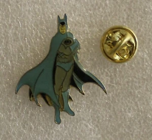 1990er DC Comics Batman stehende Anstecknadel 3,5 x 3 cm (1,4" x 1,2") Vintage grau  - Bild 1 von 2